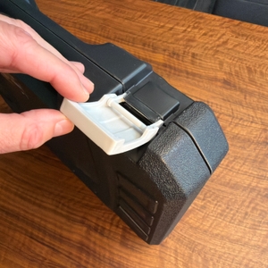 Eine Hand löst einen Verschluss vom Scheppach WZK120