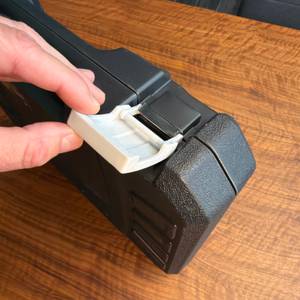 Eine Hand löst einen Verschluss vom Scheppach WZK120