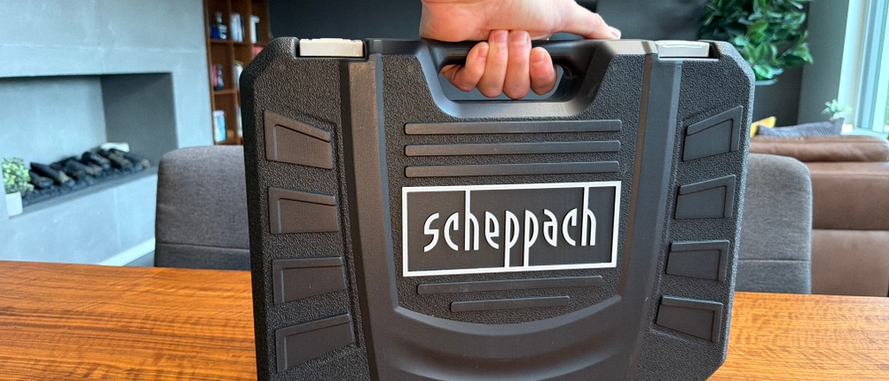 Eine Hand hält den Griff vom Scheppach WZK120 fest