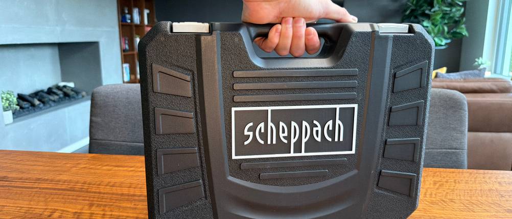 Eine Hand hält den Griff vom Scheppach WZK120 fest