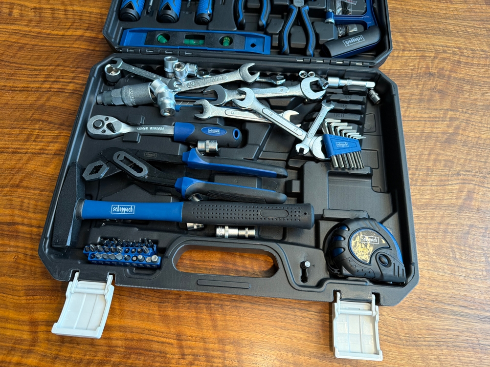 Einige Werkzeuge liegen unbefestigt im Scheppach WZK120