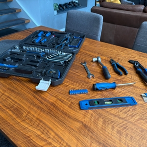 Einige Werkzeuge liegen neben dem Scheppach WZK120