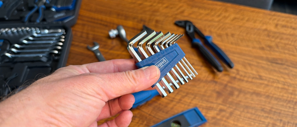 Eine Hand hält Innensechskantschlüssel aus dem Scheppach WZK120 fest