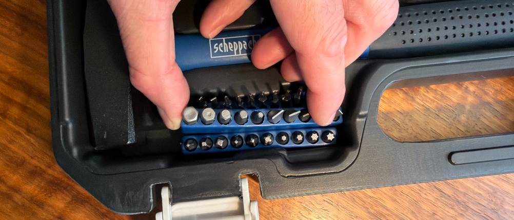 Eine Hand nimmt die Bits aus dem Scheppach WZK120