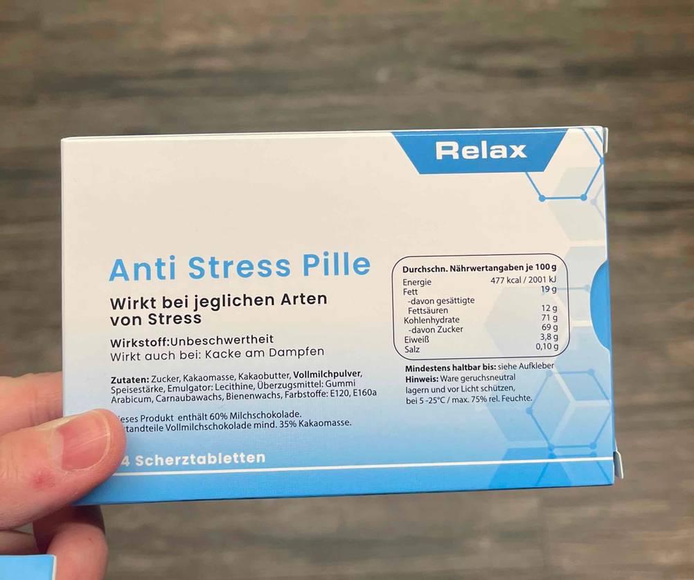 Die Rückseite der Verpackung der Scherztabletten im Test mit Informationen.