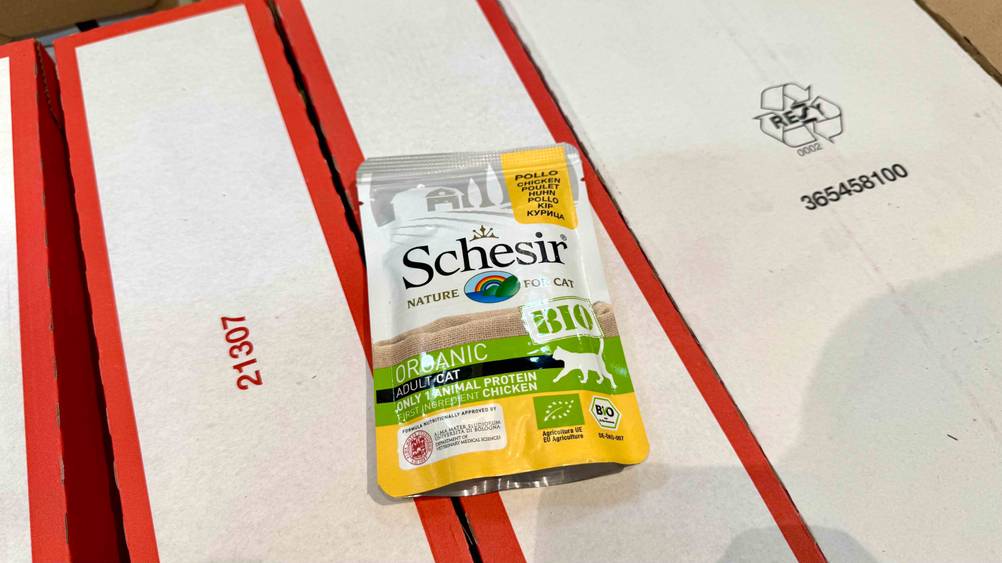 Auf einem Karton liegt das Schesir-Katzenfutter im Test.