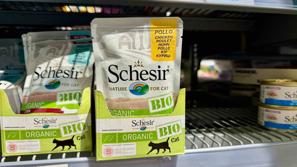 Mehrere Packungen des getesteten Schesir-Katzenfutters in einem Regal.