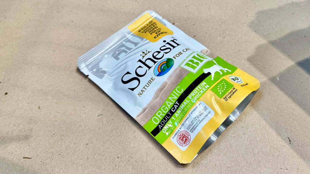 Eine Packung des getesteten Schesir-Katzenfutters liegt auf einer hellen Fläche.