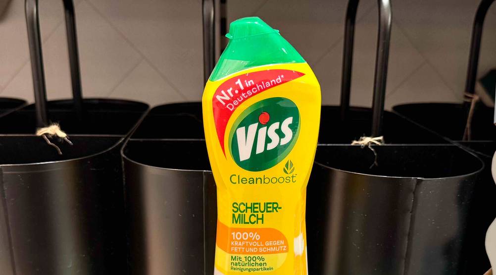 Scheuermilch getestet: Nahaufnahme der Vorderseite mit Logo und Artikelbezeichnung.