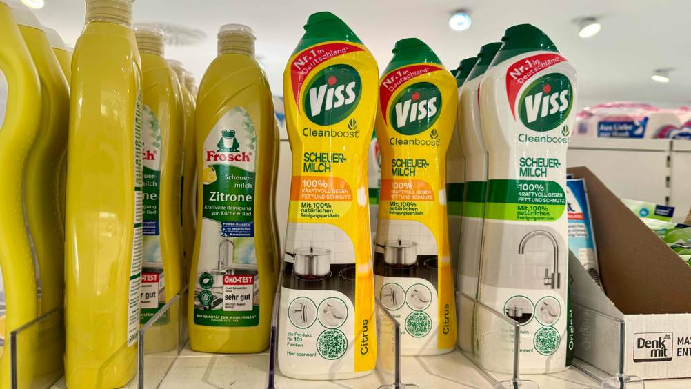 Mehrere Flaschen der getesteten Scheuermilch in einem Verkaufsregal.