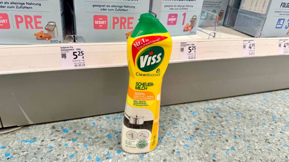Vor einem Regal am Boden steht die getestete Scheuermilch.