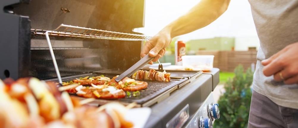 Schickling-Grill getestet: Ein Mann wendet Grillgut auf einem Grillrost.