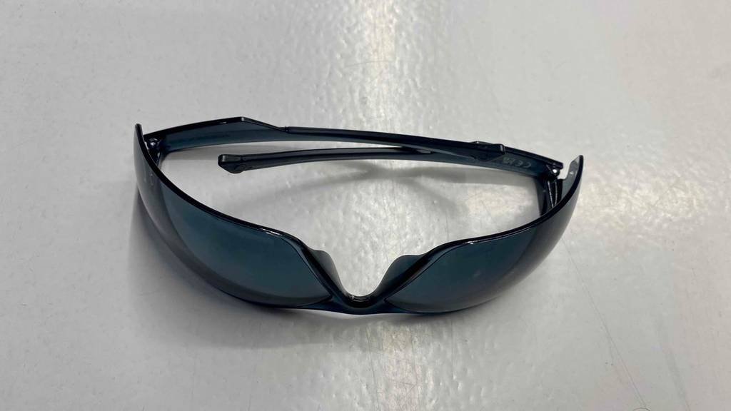 Getestete Schießbrille liegt auf dem Boden.