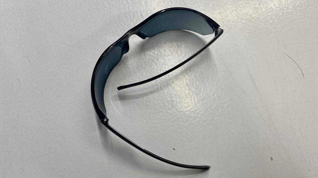 Geöffnete Bügel von einer getesteten Schießbrille.