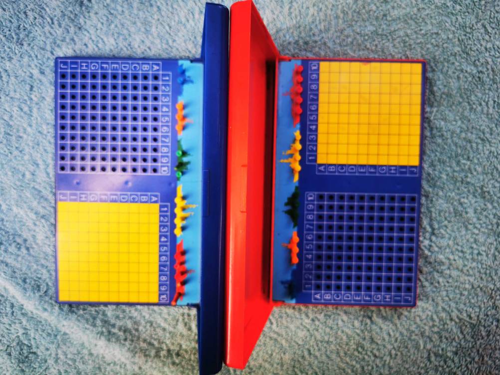 Schiffe versenken Spiel getestet: Zwei Spielflächen aneinander von oben.