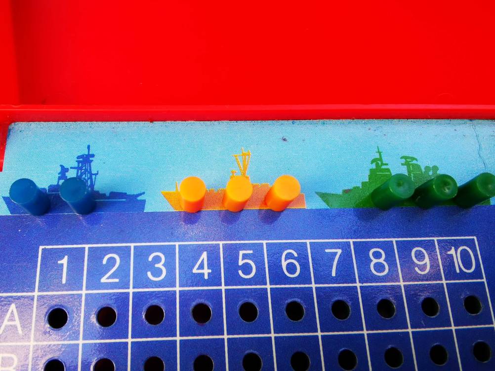 Schiffe versenken Spiel-Test: Nahaufnahme der Grafiken auf dem Spielbrett.