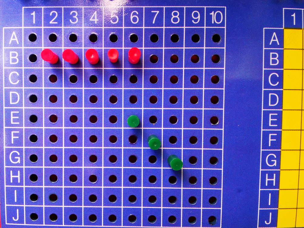 Das Spielbrett des getesteten Schiffe versenken Spiels von oben mit Pins.