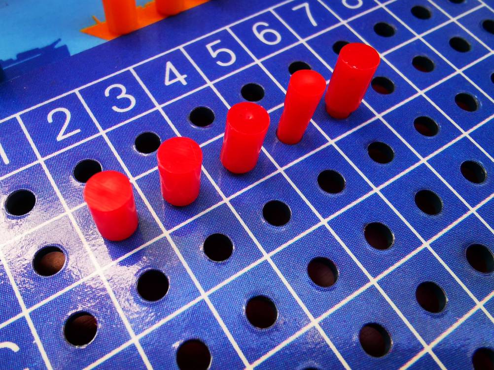 Schiffe versenken Spiel getestet: Nahaufnahme der Pins auf dem Spielbrett.