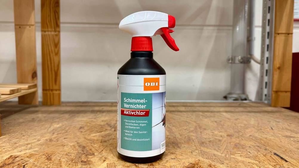 Getestet: Eine Flasche Schimmelspray von vorne auf einer Holzfläche.