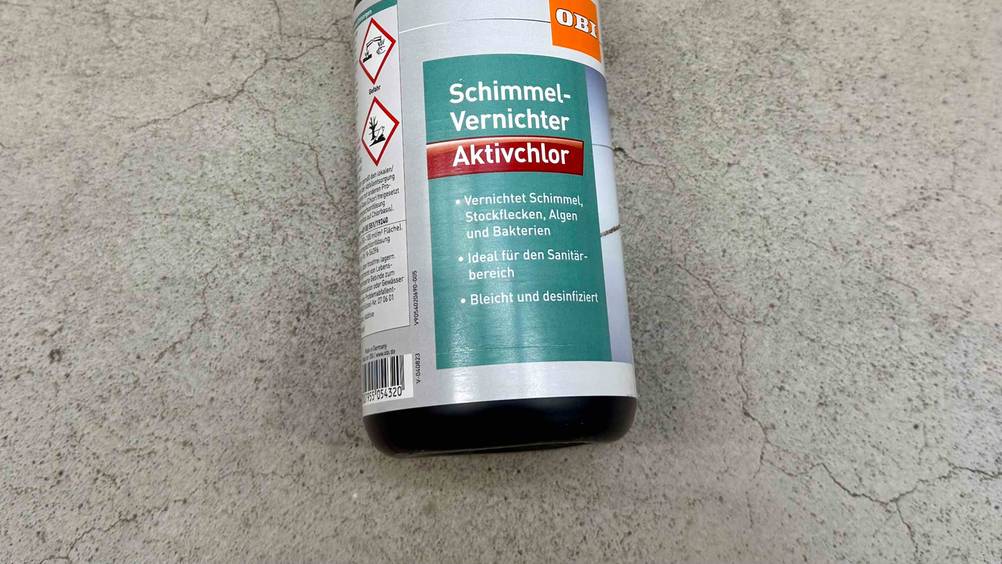 Schimmelspray getestet: Nahaufnahme des Labels auf der Vorderseite der Flasche mit Informationen.