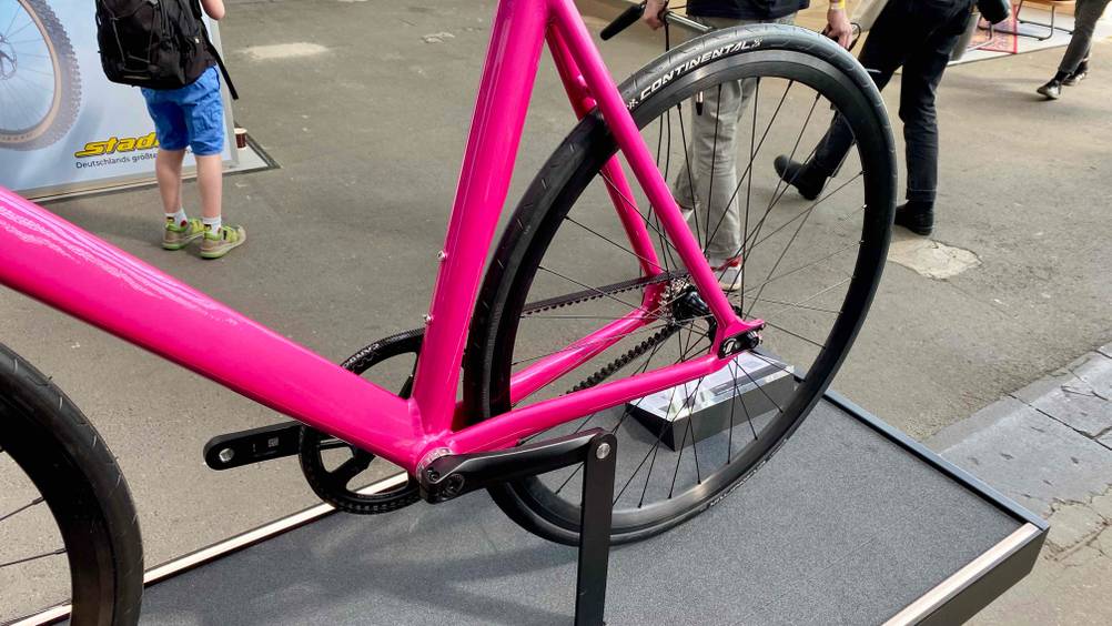 Singlespeed Bike Test: Nahaufnahme des Hinterrades eines Singlespeed Bike in Pink.