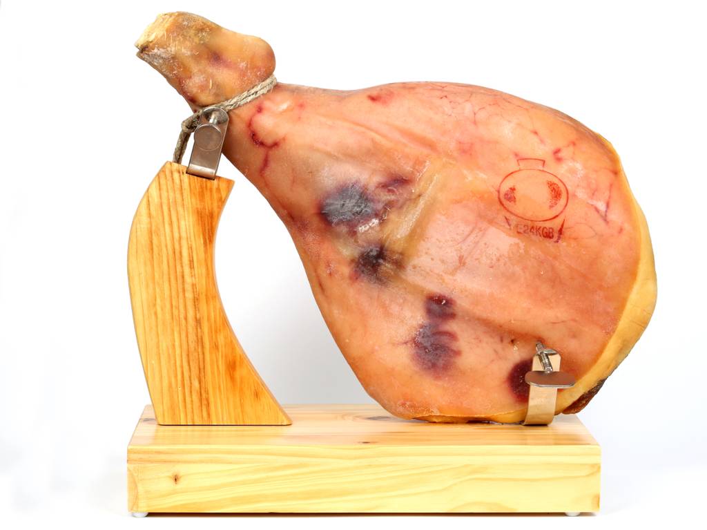 Schinkenhalter-Test: Ein Schinken ist in einen Schinkenhalter aus Holz eingespannt. 