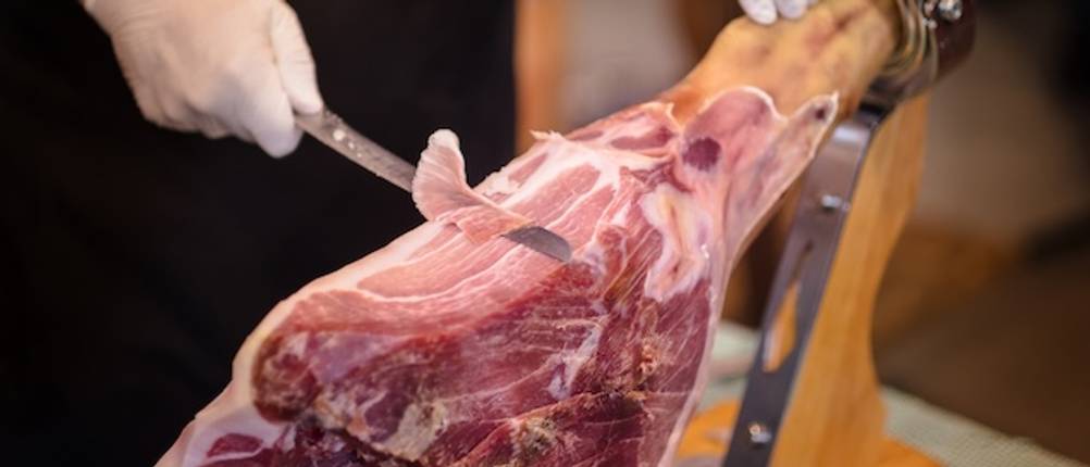Schinkenmesser schneidet im Test Serrano-Schinken.