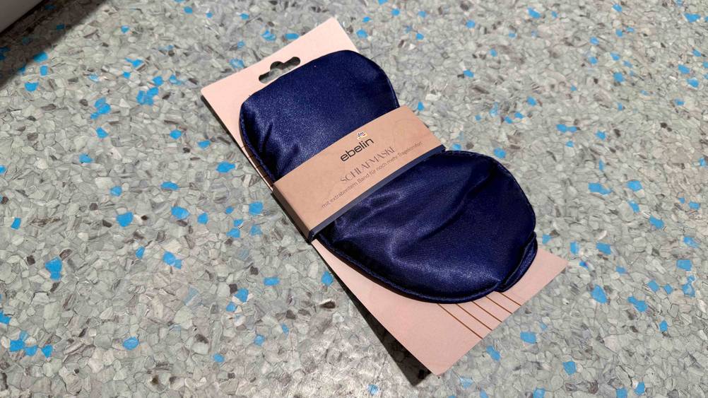 Getestet: Eine Schlafmaske liegt auf einem grau-blauen Boden.
