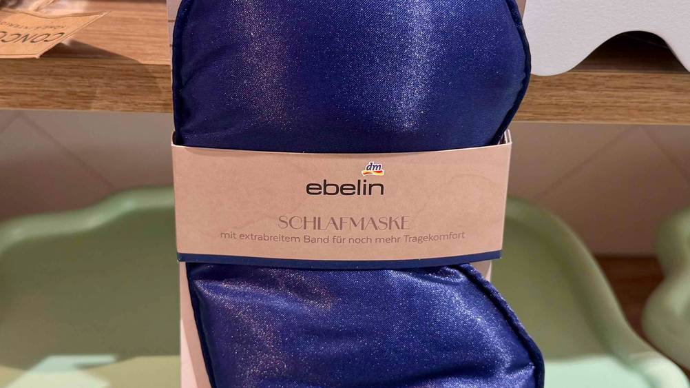 Schlafmaske getestet: Nahaufnahme des Logos und der Artikelbezeichung auf der Verpackung.