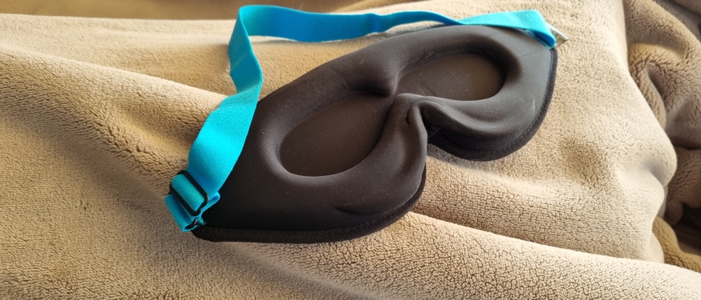 Schlafmaske von HM Halo hat Einkerbungen für die Augen und liegt auf der Seite, sodass man diese sehen kann.