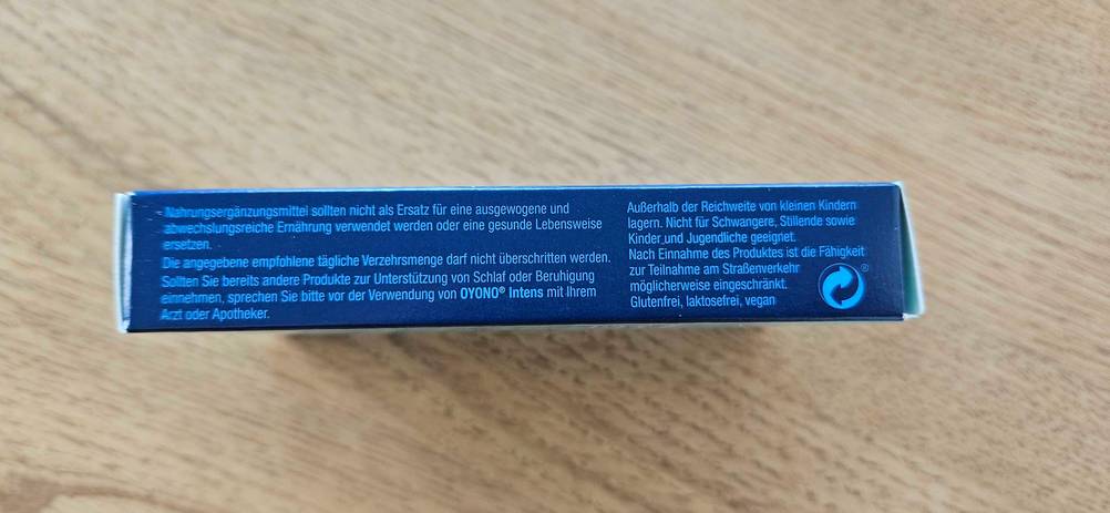 Nahaufnahme der Seite einer Packung Schlafmittel im Test auf einer Holzfläche.