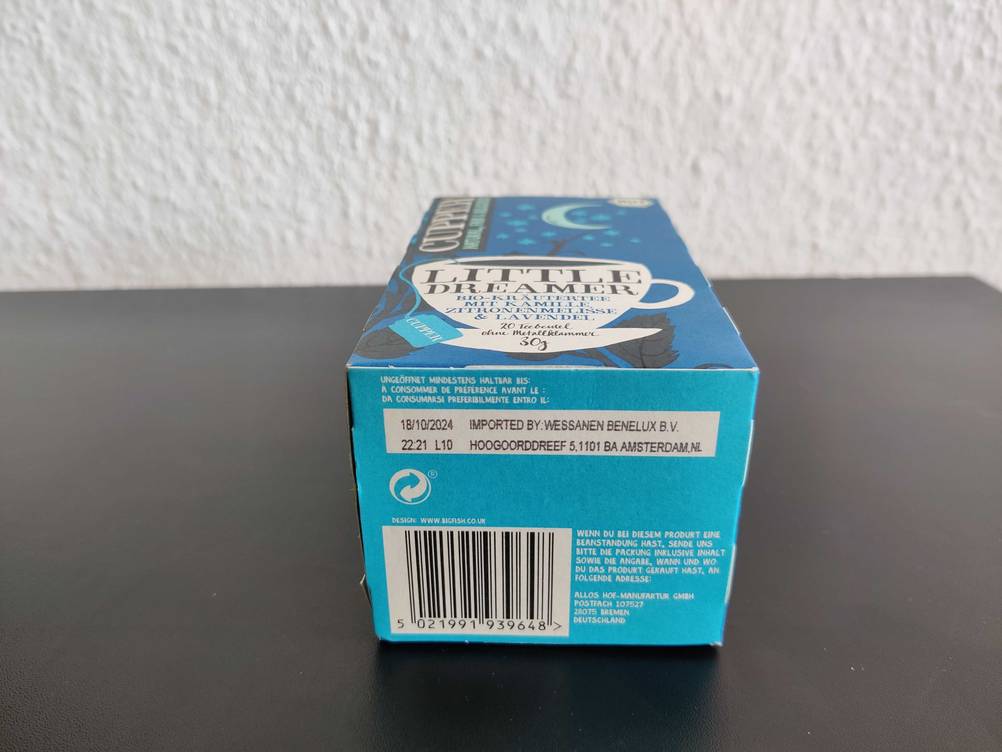 Im Test: Seitenansicht einer Packung Schlaftees mit Strichcode und Informationen zum Import.