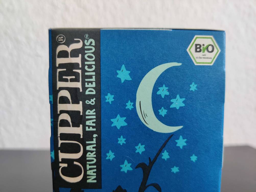 Nahaufnahme des Biosiegels und des Logos auf einer Packung des getesteten Schlaftees.
