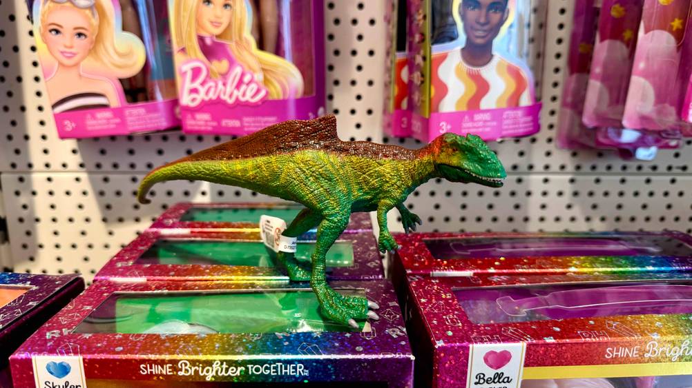 Auf mehreren Verpackungen steht ein Schleich-Dinosaurier im Test.