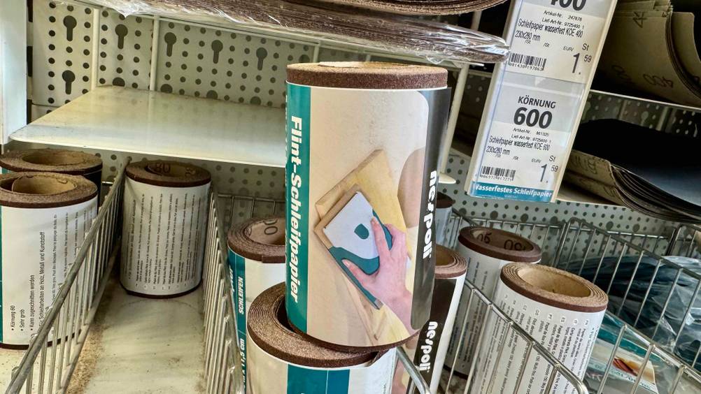 Mehrere der getesteten Schleifpapier-Rollen in einem Verkaufsragal.