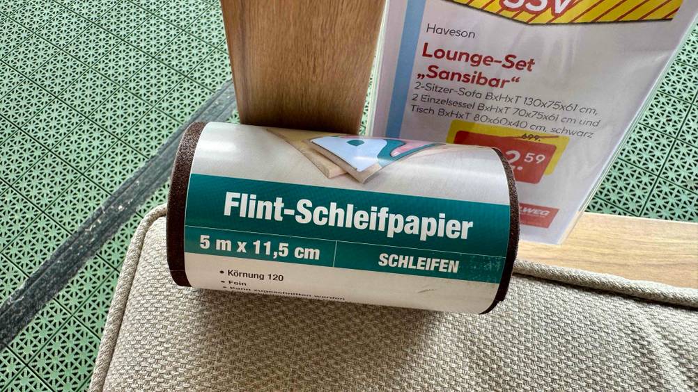Die getestete Schleifpapier-Rolle auf einem Polster mit Artikelbezeichnung auf deem Label.
