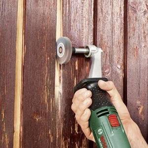 Bosch Schleifwalze an einer Holzwand