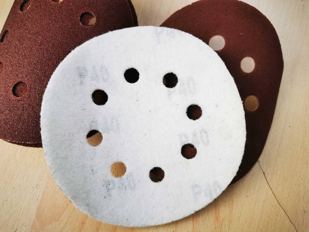 Auf der Rückseite von getesteten Schleifscheiben 125 mm steht die Stärke.