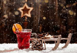 Schlitten-Test: Weihnachtliche Deko mit Schlitten und Glühwein. 