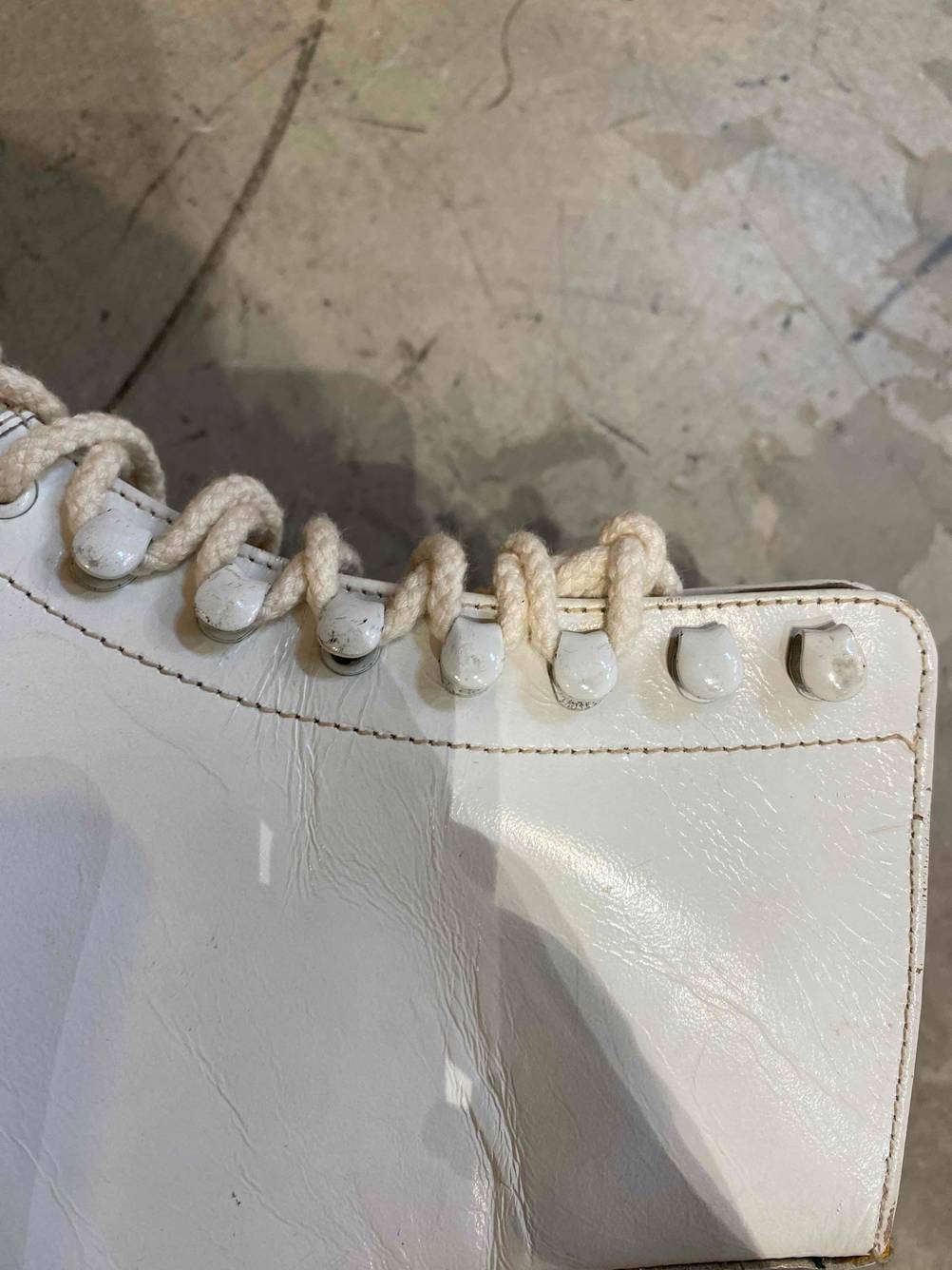 Schnürsenkel von einem Paar getesteten Schlittschuhen für Damen.