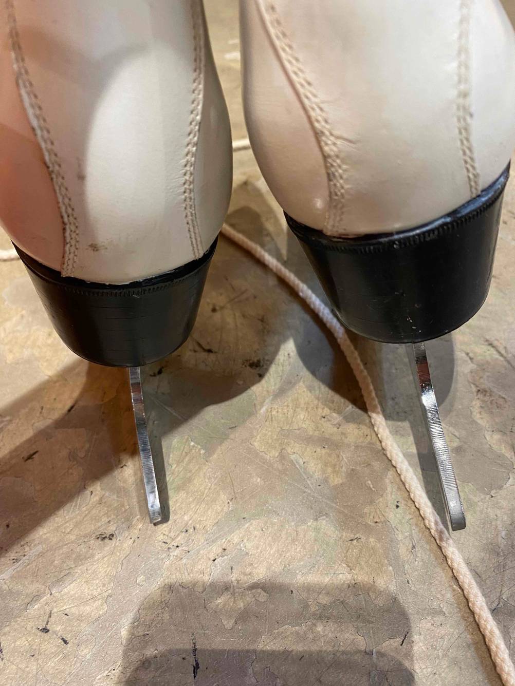 Nahaufnahme der Fersen mit Kufen der getesteten Schlittschuhe für Damen.