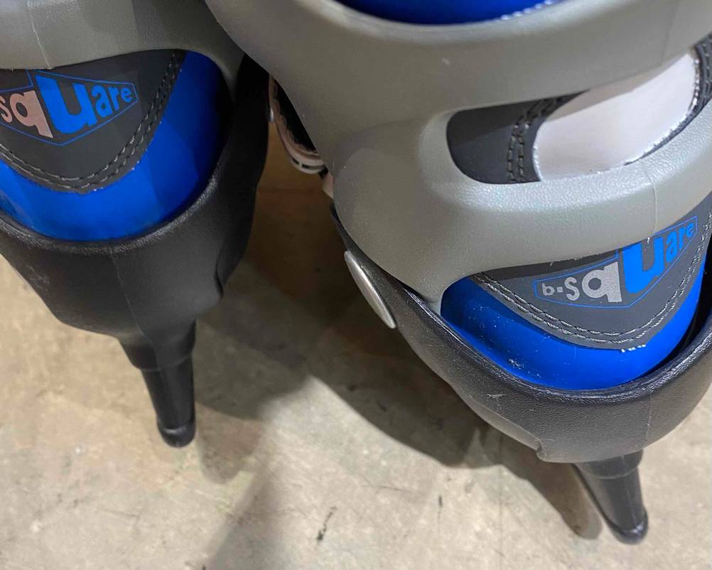 Kinder-Schlittschuhe-Test: Nahaufnahme der Fersen der Schuhe.