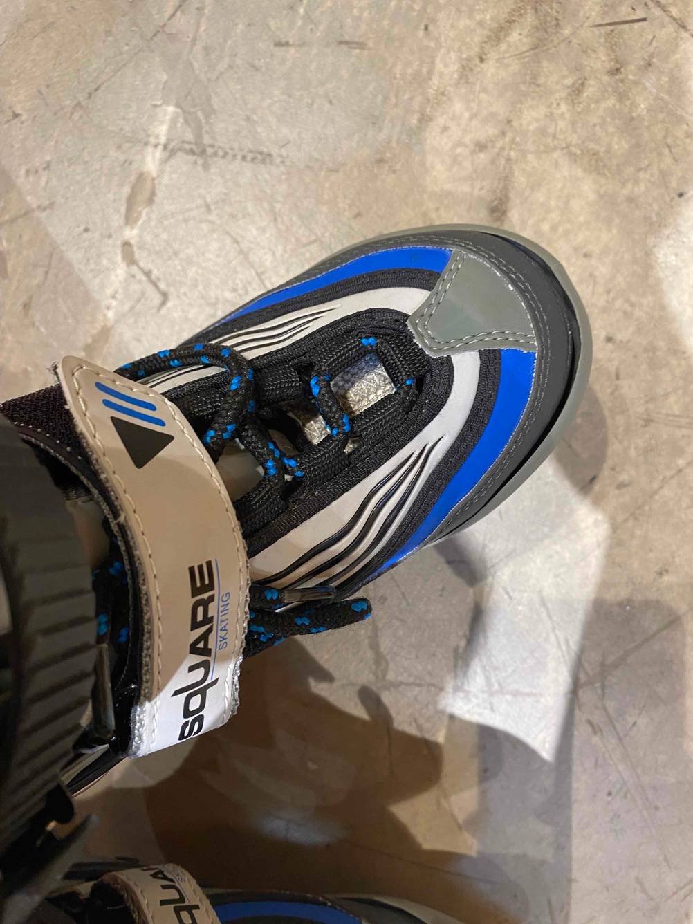 Kinder-Schlittschuhe getestet: Nahaufnahme der Kappen der Schuhe von oben.