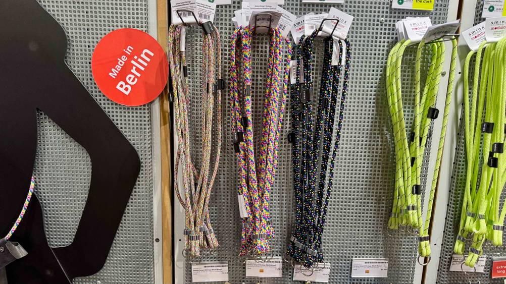 Mehrere des getesteteten Schlüsselbandes in einem Verkaufsregal neben anderen Produkten.