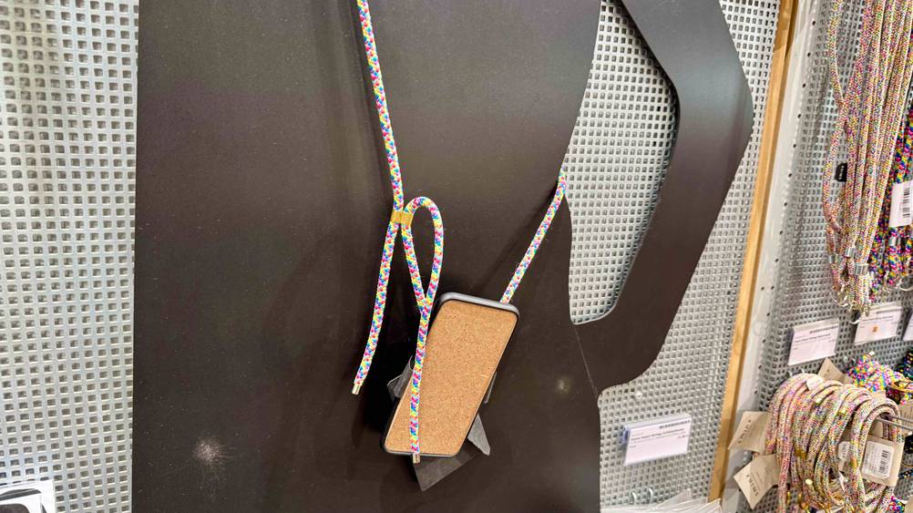 Das getestete Schlüsselband ist an einer Handyhülle befestigt.
