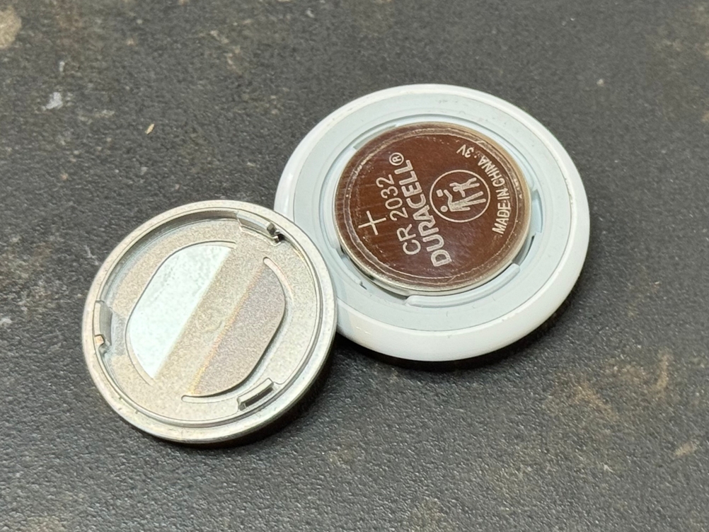 Geöffneter Schlüsselfinder von Apple im Test.