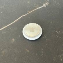 Des getestete Schlüsselfinder von Apple von oben.