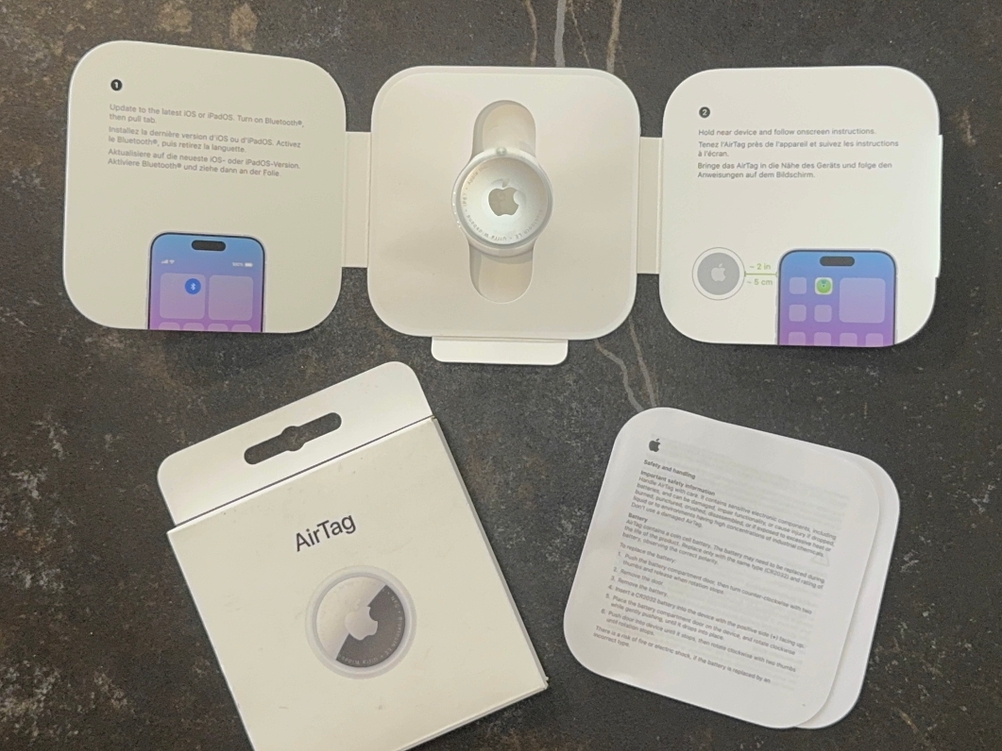 Der getestete Schlüsselfinder von Apple mit seiner Verpackung.