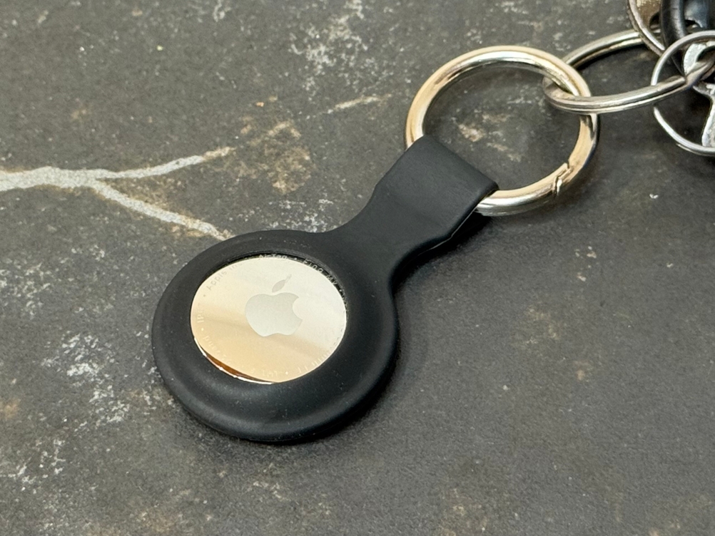 Der getestete Schlüsselfinder von Apple in einem Schlüsselanhänger.