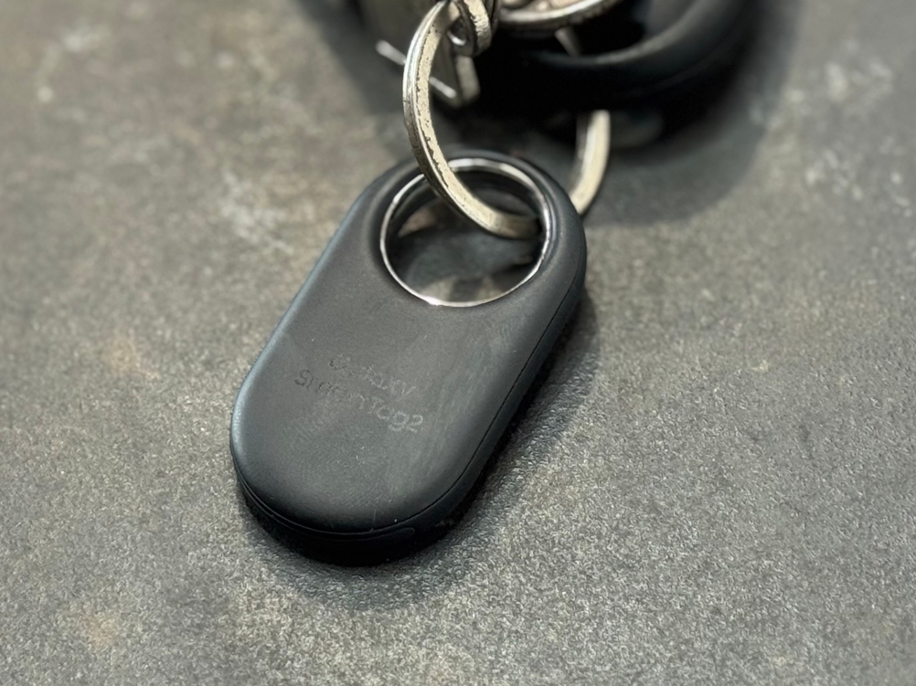 Der getestete Schlüsselfinder von Samsung an einem Schlüsselbund.